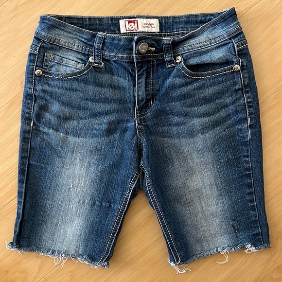 🦋 LEI SOPHIA HIPSTER CASUAL BERMUDA JEAN SHORTS EMBROIDERED BACK POCKETS SIZE 5 - Picture 1 of 10